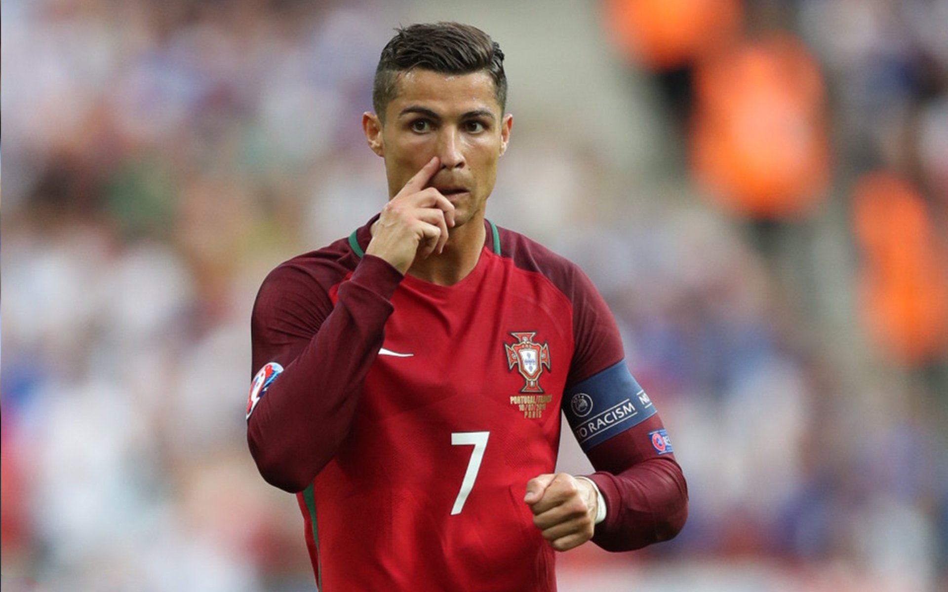 比赛结束后球员自发感谢远征球迷现场气氛感人至深,比赛后的致谢语