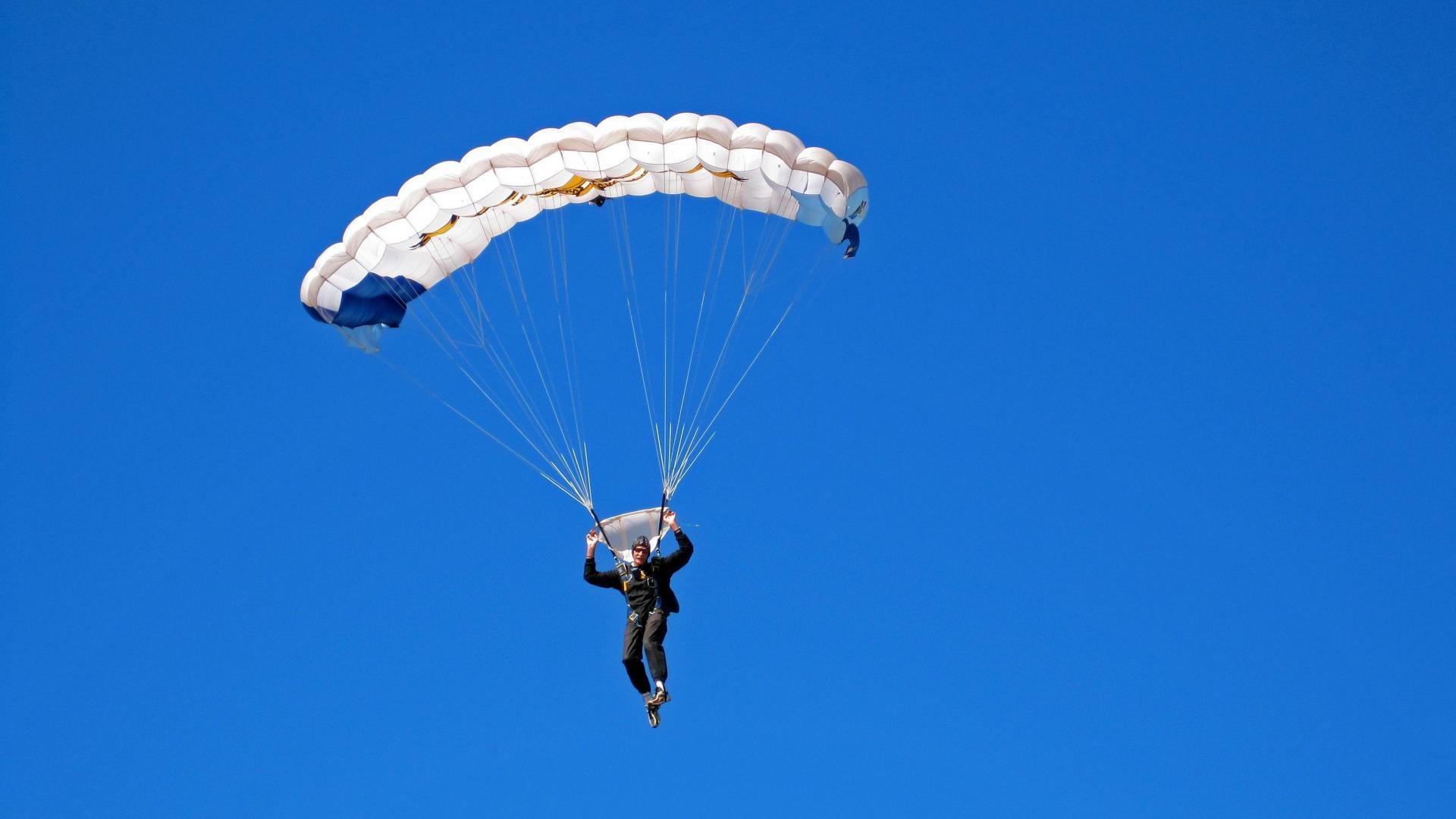 爱游戏体育在线app-火箭组织战术演练强化无球跑动意识，无杆火箭