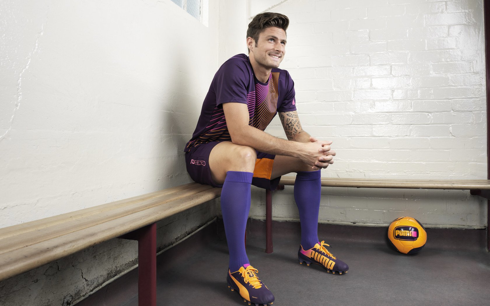 爱游戏体育-训练引入高科技监测设备实时反馈提升训练质量与精准度，训练检测